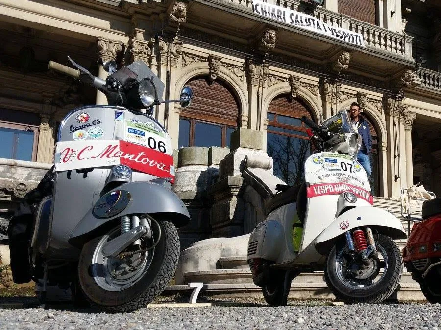 Due Vespa del club davanti a un edificio storico di Mantova